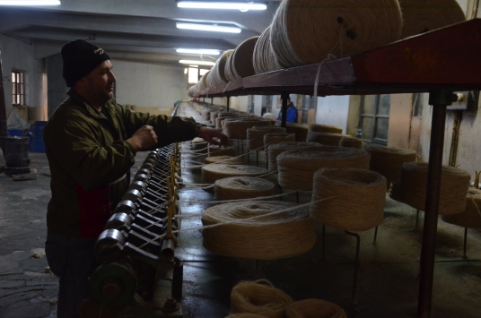 Demirci'de 1933 yılında kurulan Tasarruf İplik fabrikası, 87 yıl önce alınan makinelerle iplik üretiyor